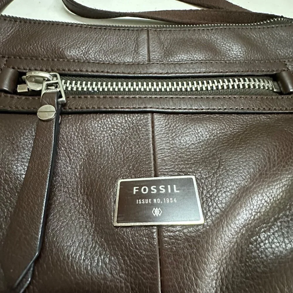 Fossil Brown Leather Crossbody Bag With Front Zip Pocket & Adjustable Strap - Picture 6 of 12
